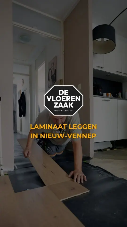 Reelcover: Laminaat leggen in Nieuw-Vennep, een monteur legt een laminaatvloer in een gang.