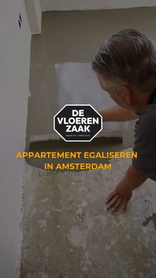 Reelcover: Appartement egaliseren in Amsterdam, een man smeert egaline uit op een betonvloer.