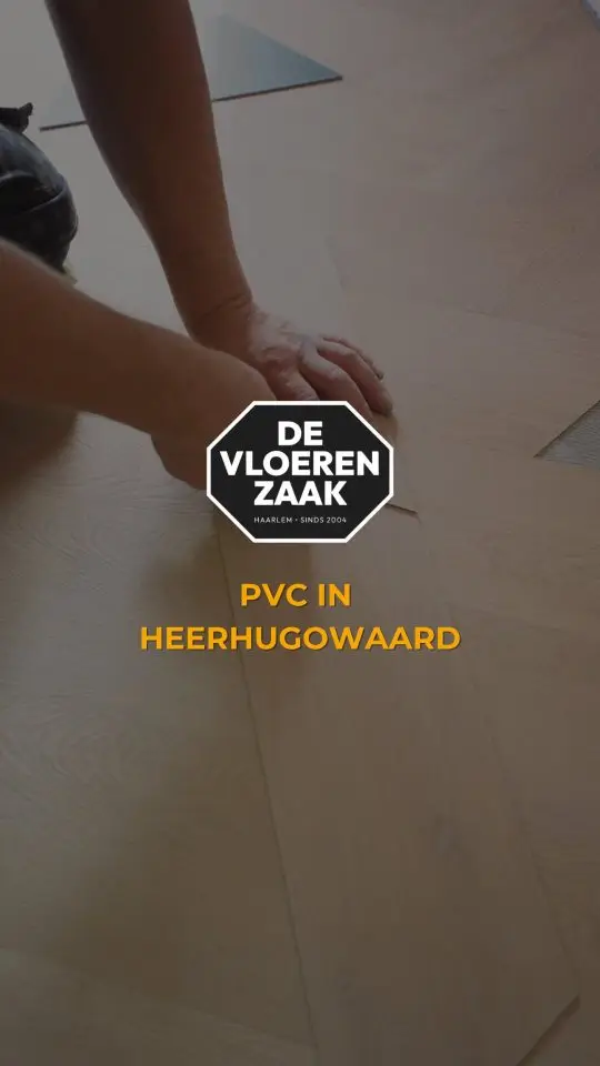 Reelcover: PVC in Heerhugowaard, handen leggen een pvc-vloer in visgraat.