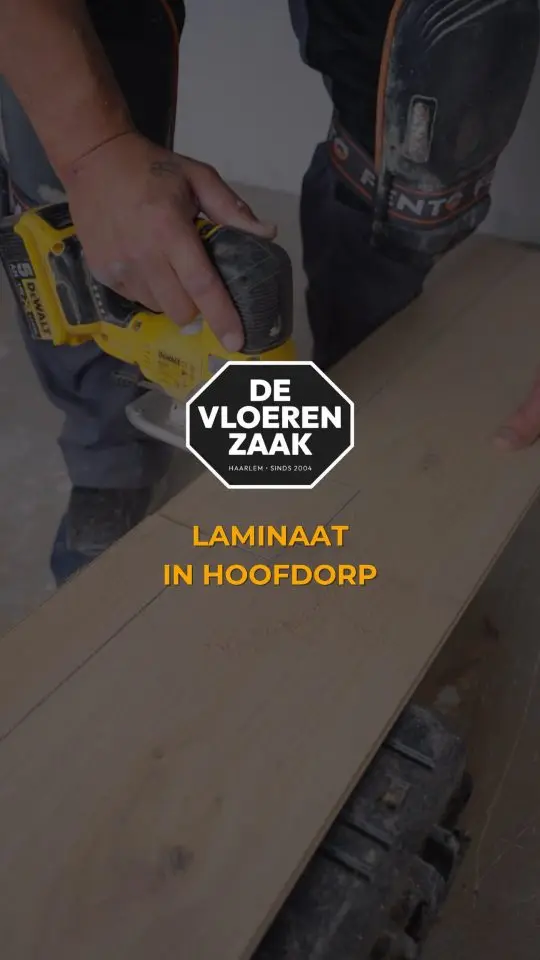 Reelcover: Laminaat in Hoofddorp, een monteur zaagt een laminaatplank.