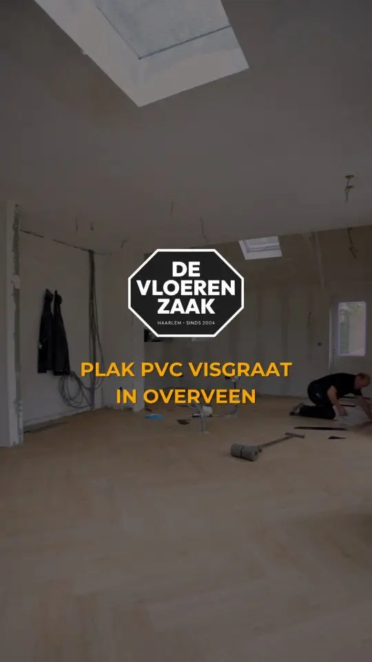 Reelcover: Plak pvc visgraat in Overveen, een monteur werkt in een ruime verbouwde ruimte.