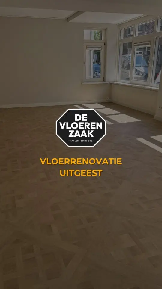 Reelcover: Vloerrenovatie in Uitgeest, een lichte kamer met een parketvloer.