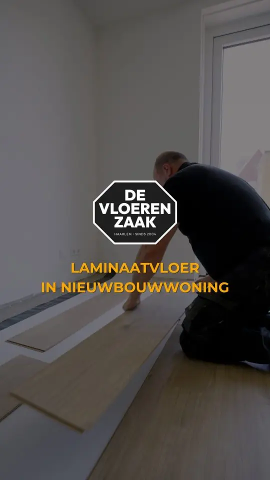 Reelcover: Laminaatvloer in een nieuwbouwwoning, een monteur legt planken in een lichte kamer.