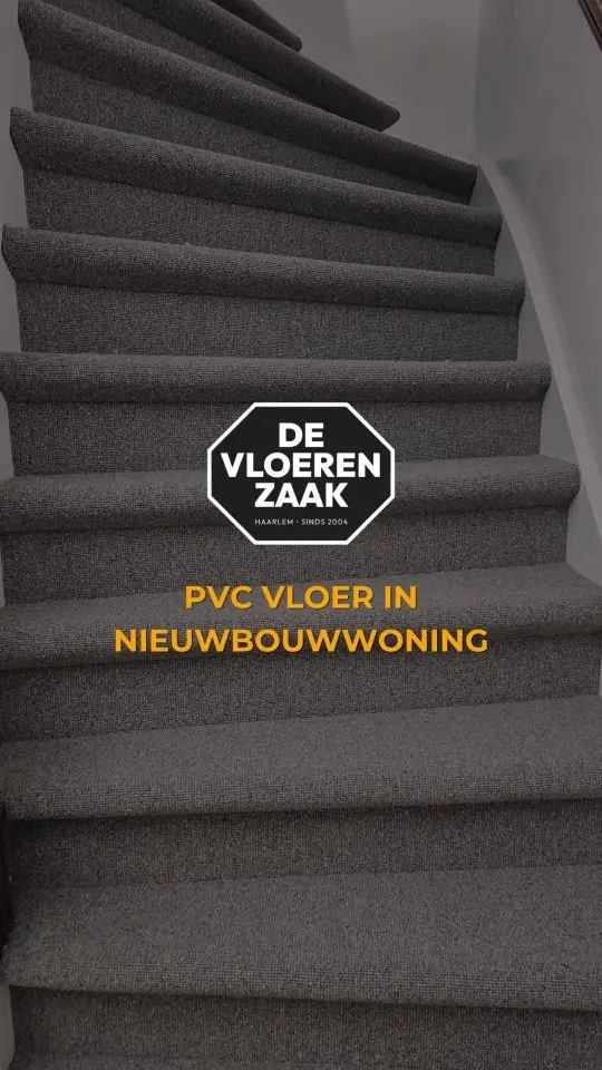 Reelcover: PVC vloer in een nieuwbouwwoning, een trap met grijze trapbekleding.
