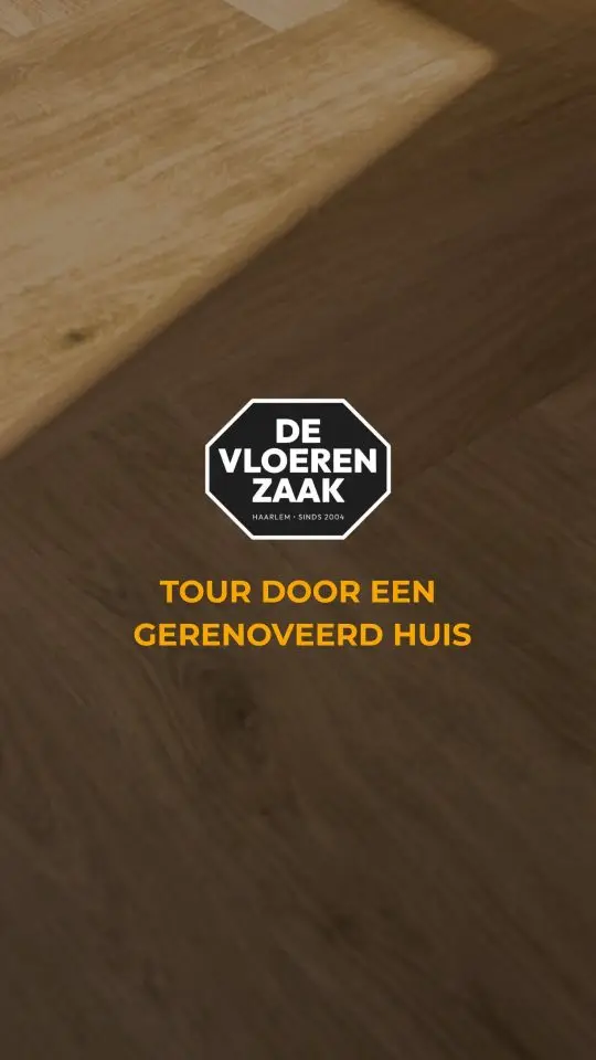 Reelcover: Tour door een gerenoveerd huis, een close-up van een houten visgraatvloer.
