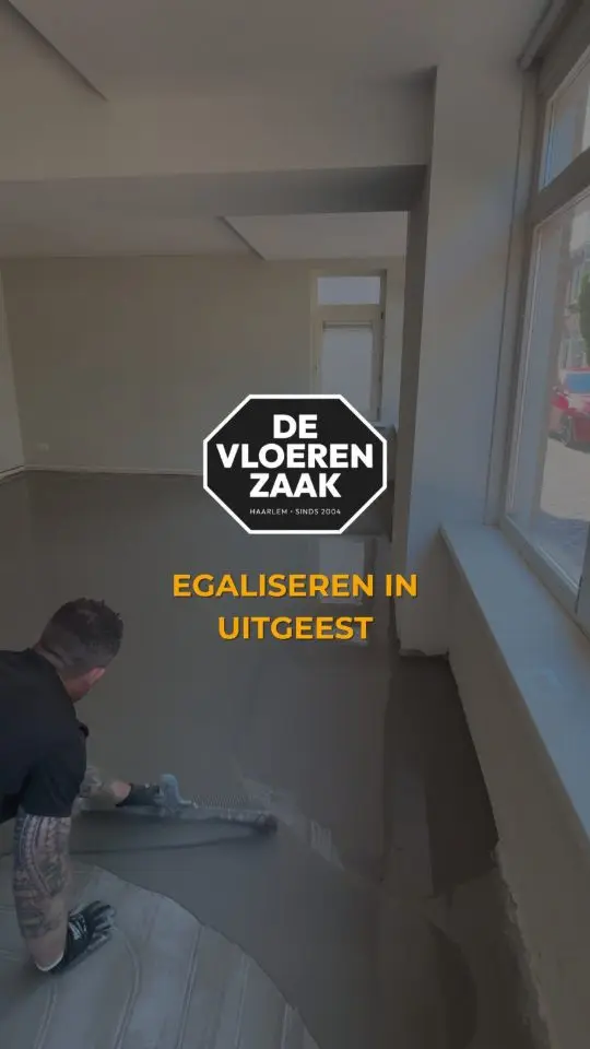 Reelcover: Egaliseren in Uitgeest, een man egaliseert een vloer in een lichte ruimte.