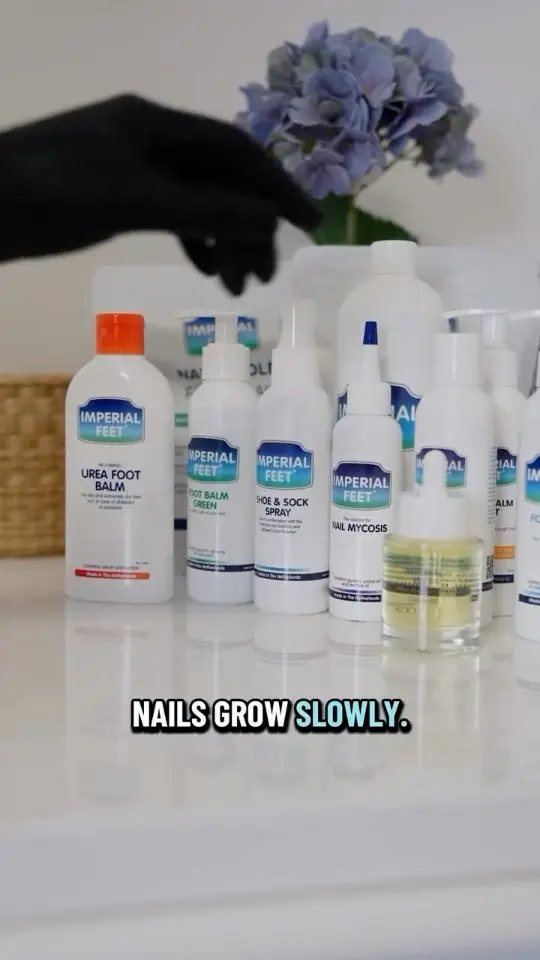 Reelcover van Imperial Feet: een rij flesjes met producten, met de tekst Nails grow slowly.