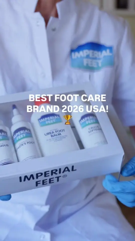 Reelcover van Imperial Feet: een behandelaar toont een doos met drie producten.
