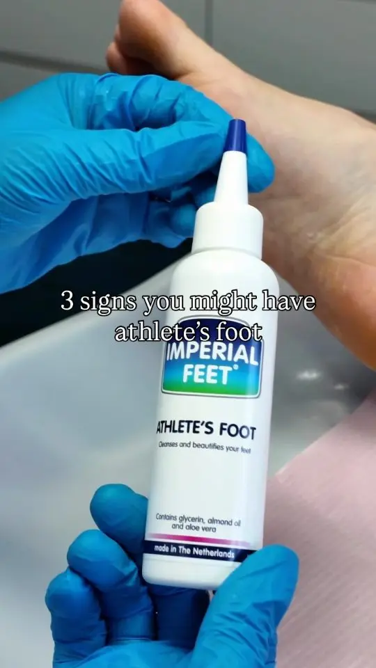 Reelcover van Imperial Feet: een flesje in handschoenen, met de tekst 3 signs you might have athlete's foot.