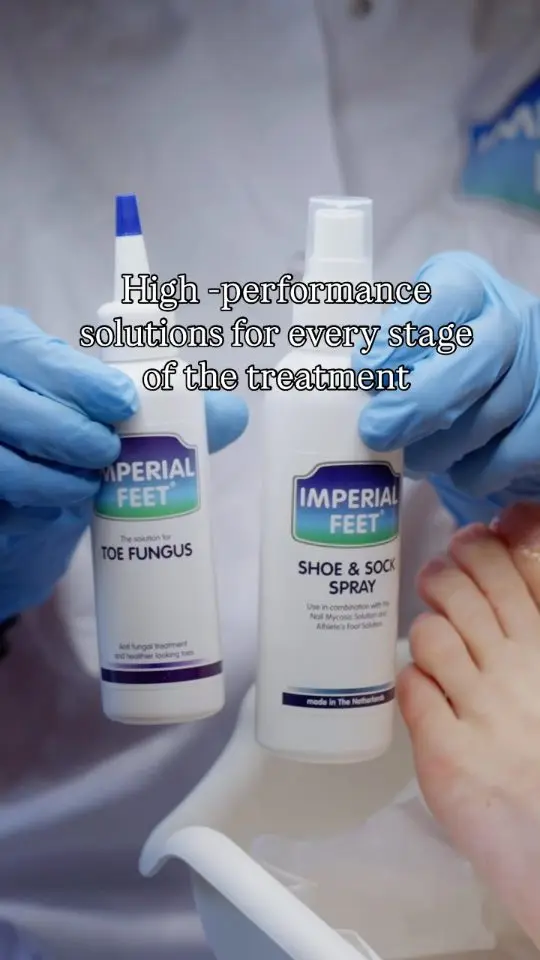 Reelcover van Imperial Feet: twee flessen met teenschimmelproducten in handen met blauwe handschoenen.