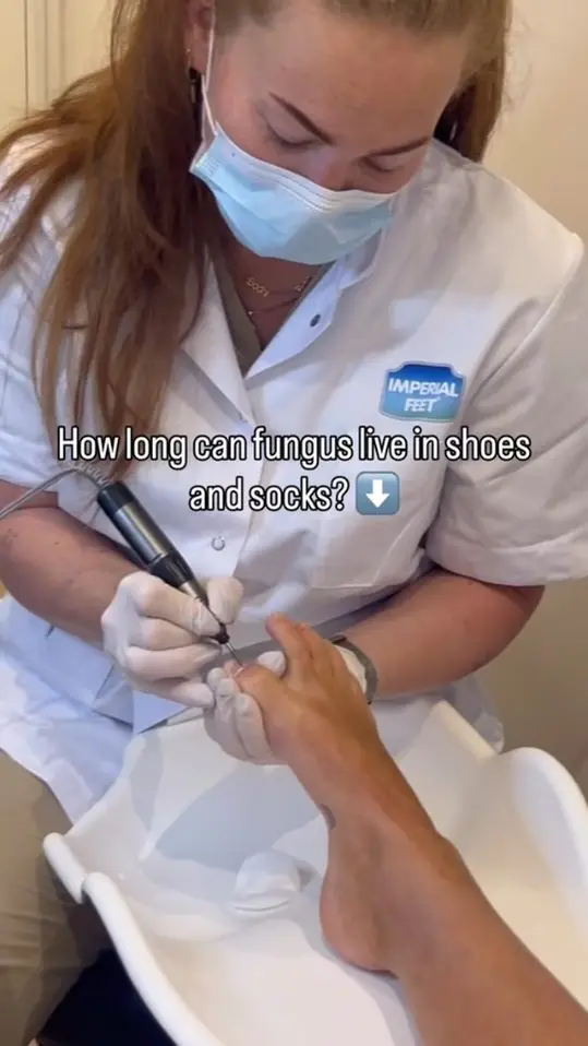 Reelcover van Imperial Feet: een pedicure behandelt een voet, met de tekst How long can fungus live in shoes and socks.