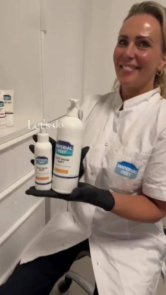 Reelcover van Imperial Feet: een lachende pedicure in witte jas met twee flesjes.