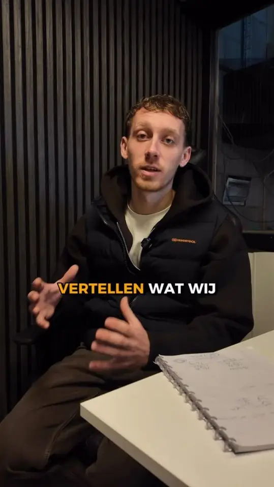 Reelcover van Innostock: een medewerker aan een tafel, met de tekst Vertellen wat wij.