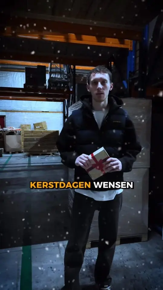 Reelcover van Innostock: een medewerker met een pakketje, met de tekst Kerstdagen wensen.