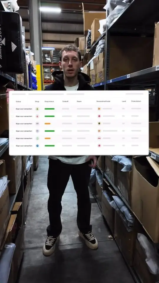 Reelcover van Innostock: een medewerker in het magazijn met een overzichtstabel in beeld.