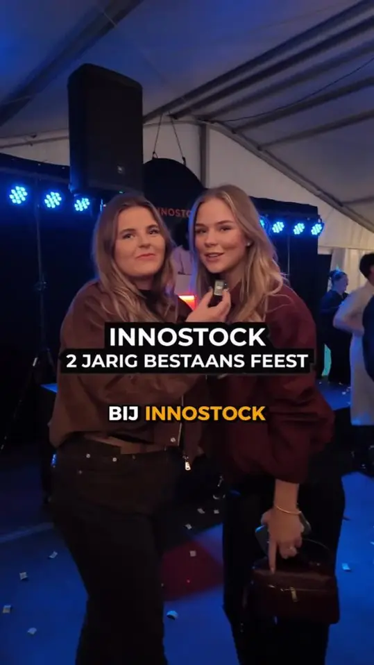 Reelcover van Innostock: twee vrouwen op het feest ter ere van twee jaar Innostock.