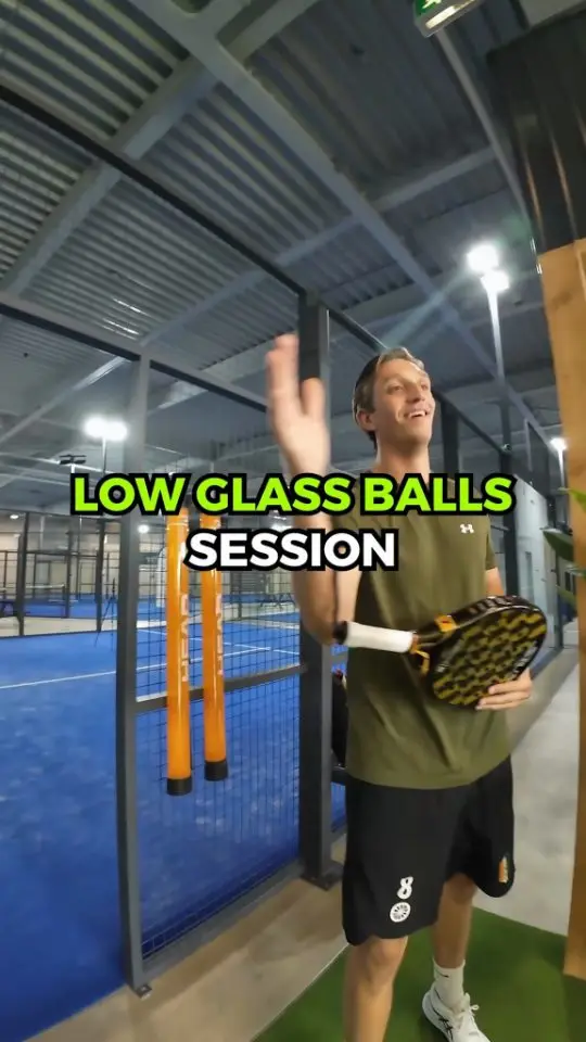 Reelcover van Padel Mate Academy: een coach met racket bij een Low glass balls session.