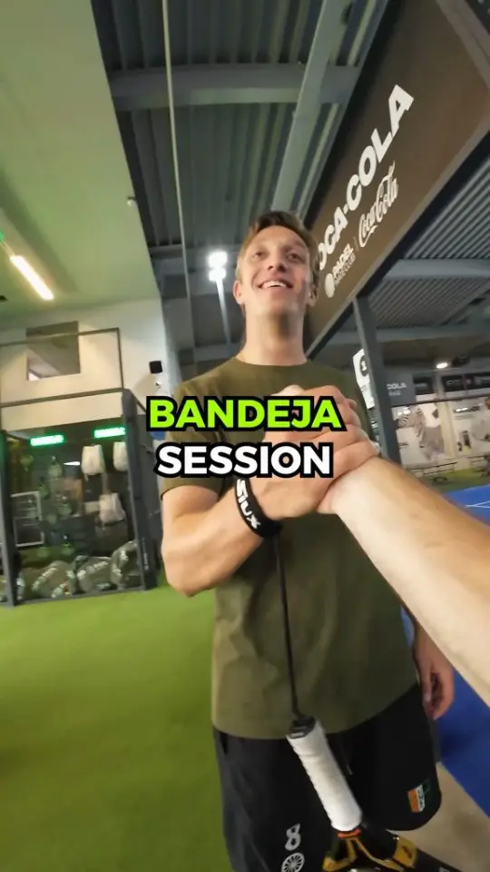 Reelcover van Padel Mate Academy: een coach bij een Bandeja session.