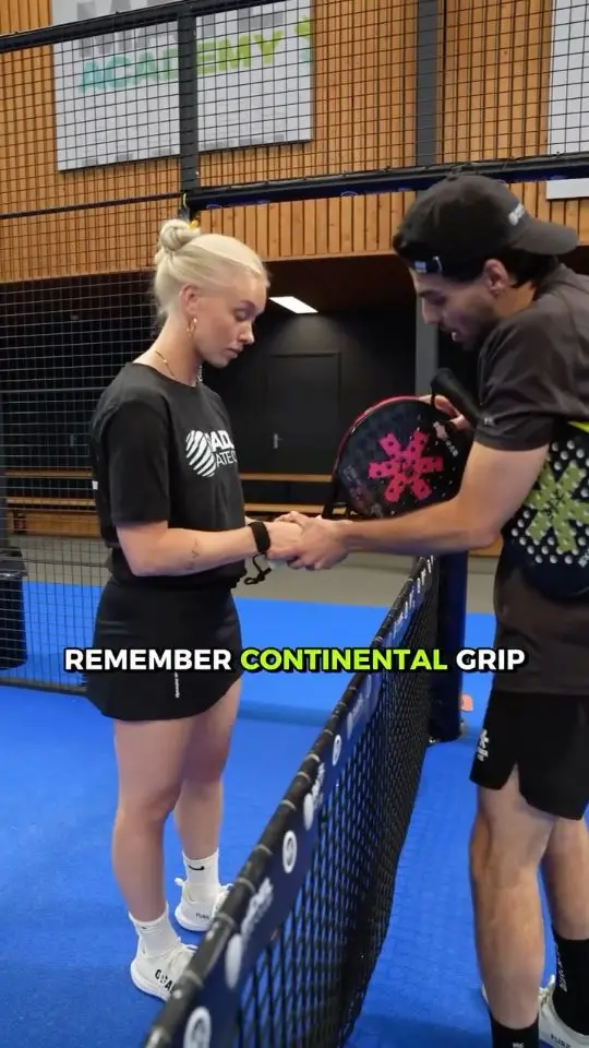 Reelcover van Padel Mate Academy: twee spelers schudden elkaar de hand, met de tekst Remember continental grip.