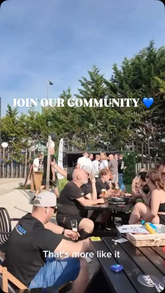 Reelcover van Padel Mate Club: mensen aan tafel op het terras, met de tekst Join our community.