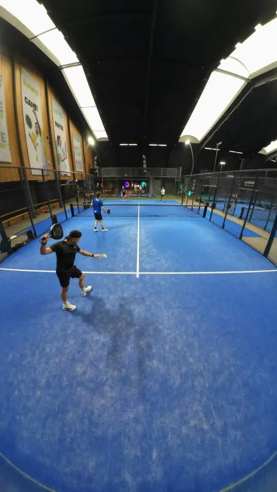 Reelcover van Padel Mate Club: een speler op een blauwe baan in de padelhal.