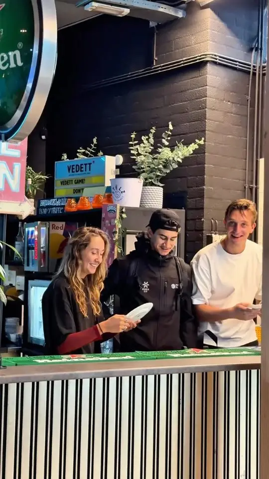Reelcover van Padel Mate Club: drie medewerkers achter de bar van de club.