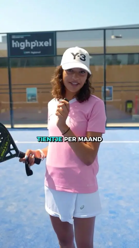 Reelcover van Padel Mate Club: een vrouw met racket op de baan, met de tekst Tientje per maand.