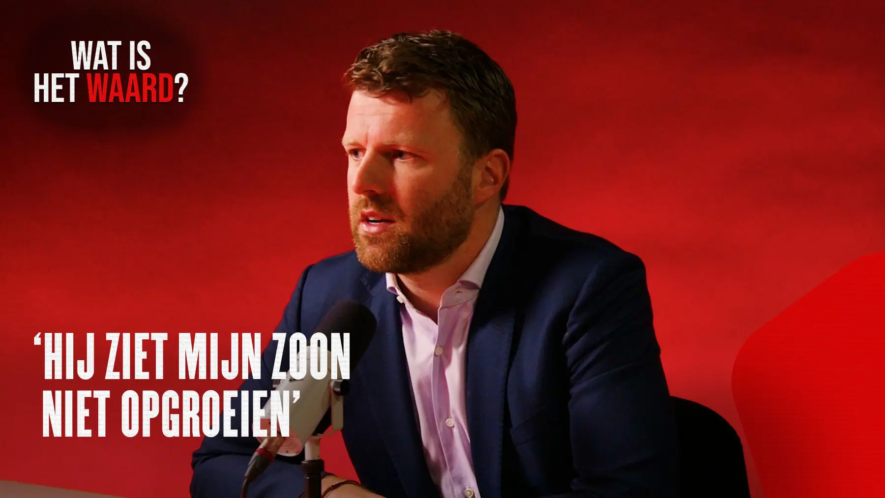Thumbnail van een aflevering: een man achter een microfoon met een citaat in grote letters.